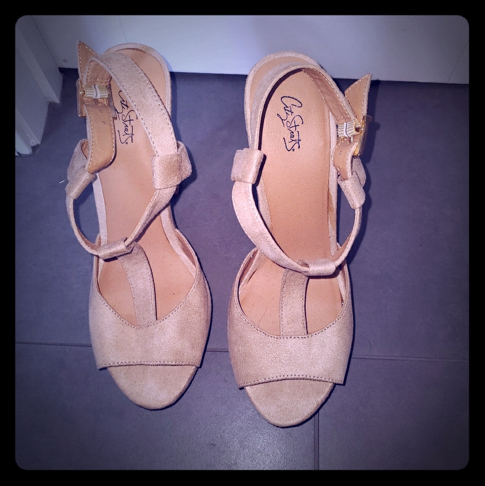 City Streets Tan women's size 9M 4 inch heels.